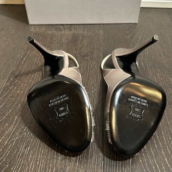 Stuart Weitzman Silver Satin Peep Tor Size 9 *NEVER WORN* small mark on heel - Picture 7 of 9